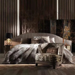 غرفة كبيرة للبالغين على الطراز الفرنسي وسرير كينج أنيق مخصص