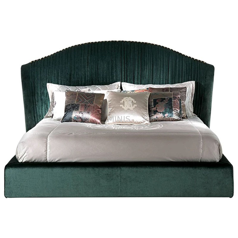 غرفة كبيرة للبالغين على الطراز الفرنسي وسرير كينج أنيق مخصص